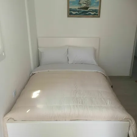 Maroulinas Boutique & דירה